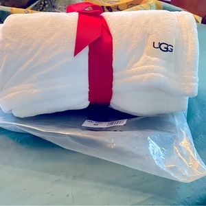 Brand new UGG Bartlet fleece throw.